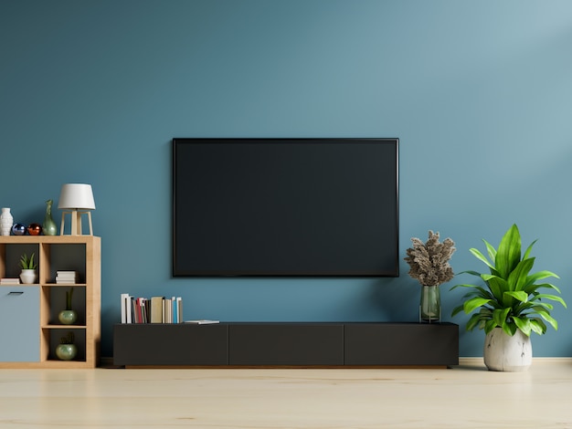 Smart TV an der dunkelblauen Wand im Wohnzimmer