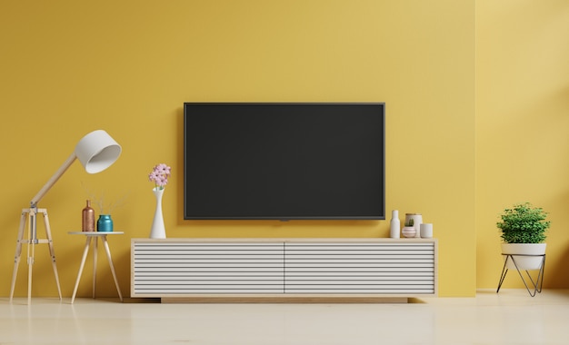 Smart TV na parede amarela na sala de estar e luminária de chão, design minimalista