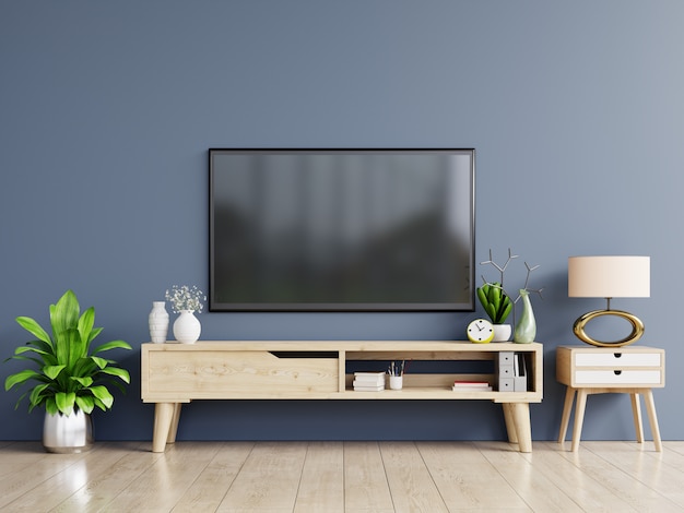 Smart tv na parede azul escura da sala de estar