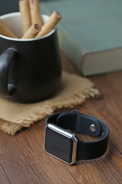 Smart watch y smartphone en el escritorio
