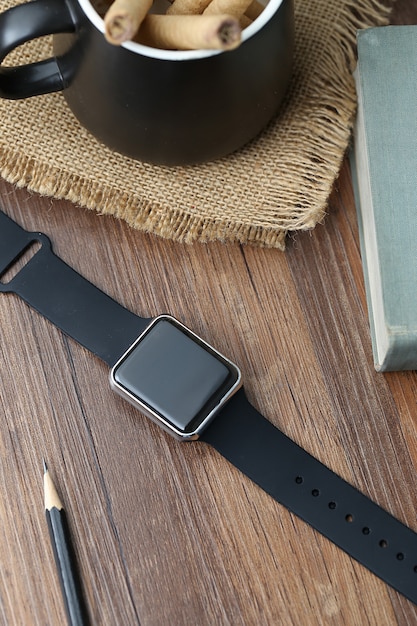 Smart Watch und Smartphone auf dem Desktop