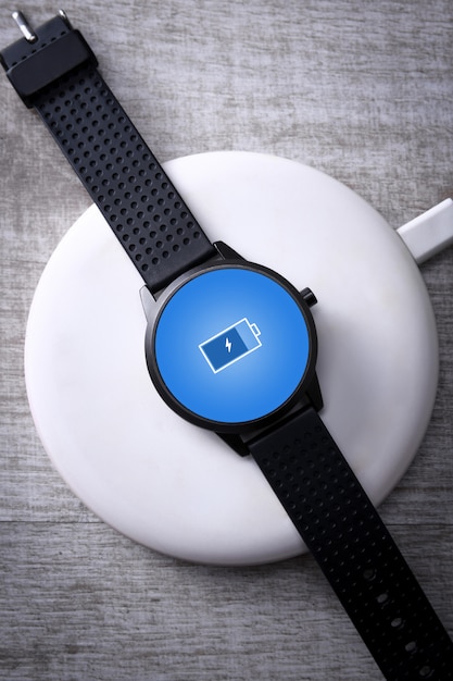 Foto smart watch zum kabellosen laden mit on-screen-ladeanzeige.
