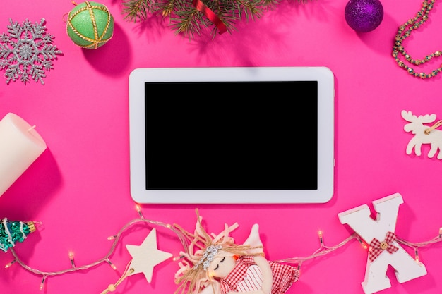 Smartphone con adornos navideños