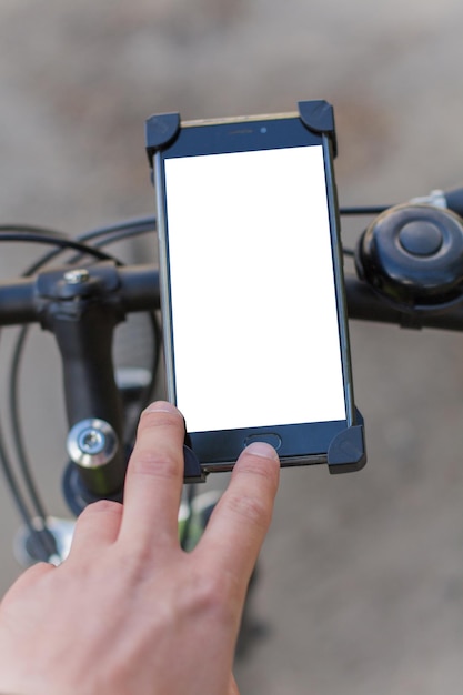 Smartphone am Lenker eines Fahrrads