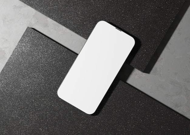 Smartphone y arreglo de mármol mínimo con pantalla en blanco