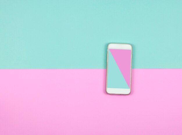 Smartphone auf blauem und rosa Hintergrund