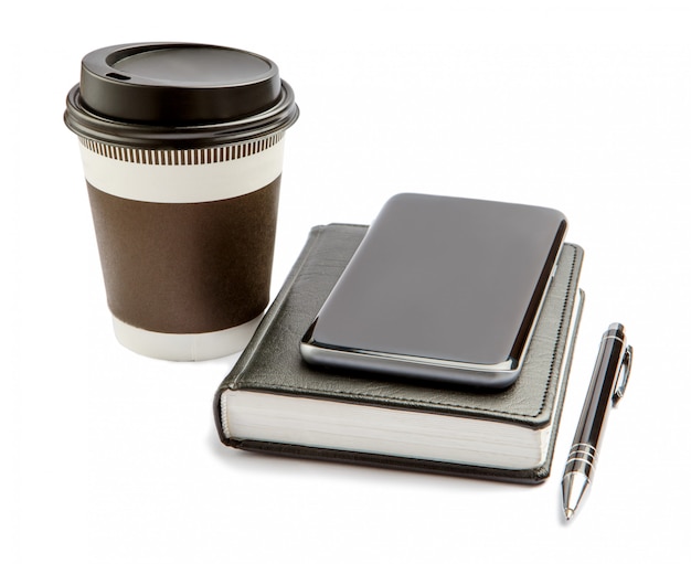 Smartphone con bloc de notas y una taza de café fuerte