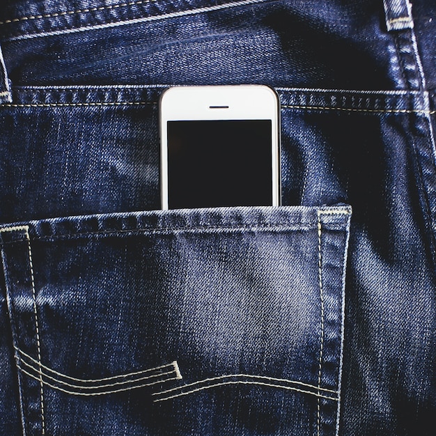 smartphone en el bolsillo de los blue jeans