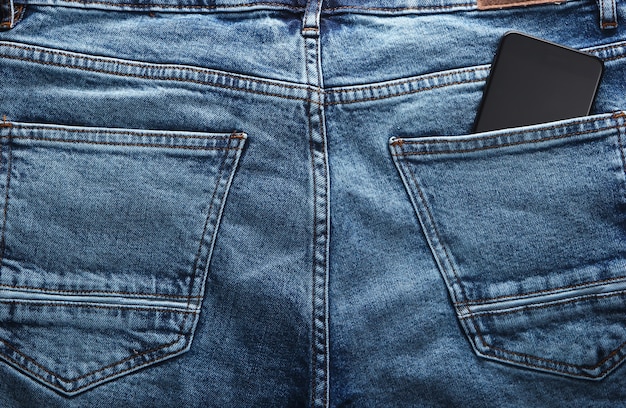 Smartphone en el bolsillo trasero de blue jeans