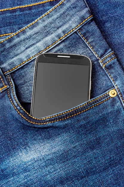 Smartphone en bolsillo trasero de jeans.