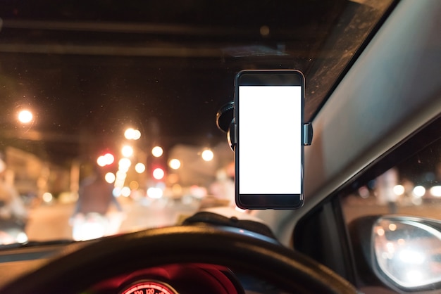 Smartphone branco em branco da tela para a navegação dos gps do mapa no carro.