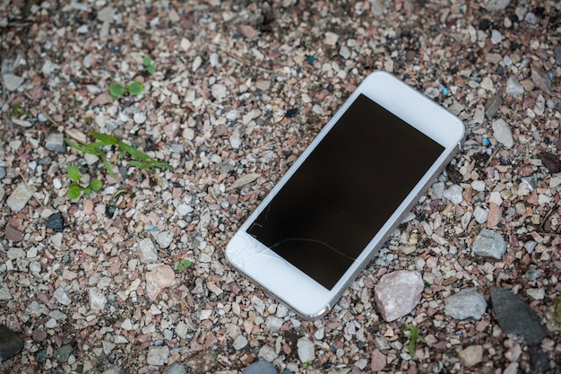 Smartphone cae al suelo y daña la pantalla.