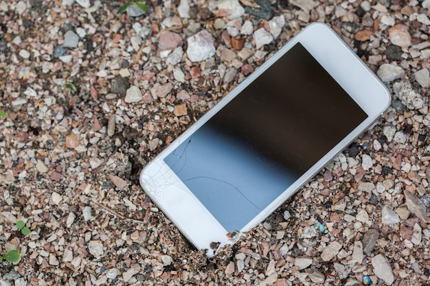 Smartphone cair no chão e danos na tela