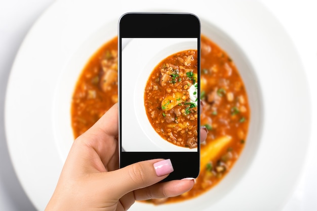 Smartphone câmera mão apontar foto sopa. Fotografia de comida. Feito para redes sociais. Vista superior do celular