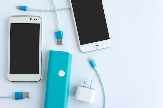 Smartphone y cargador de cable USB con espacio de copia