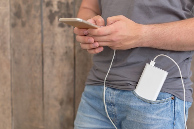 Foto smartphone cargando con banco de potencia