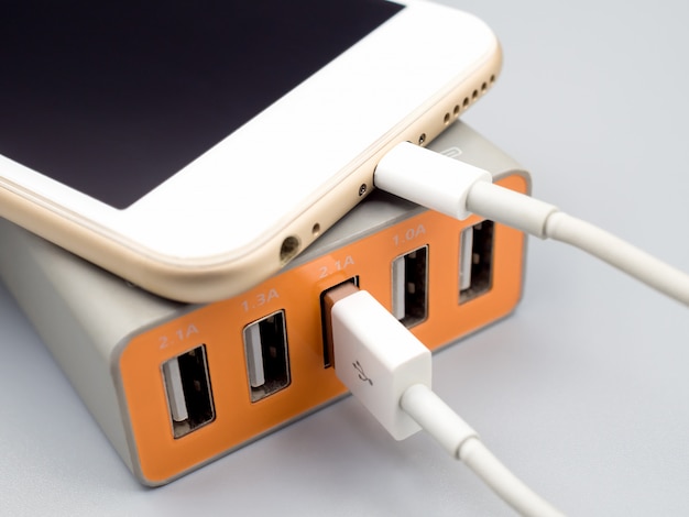 Smartphone cargando con multiport adaptador de corriente USB