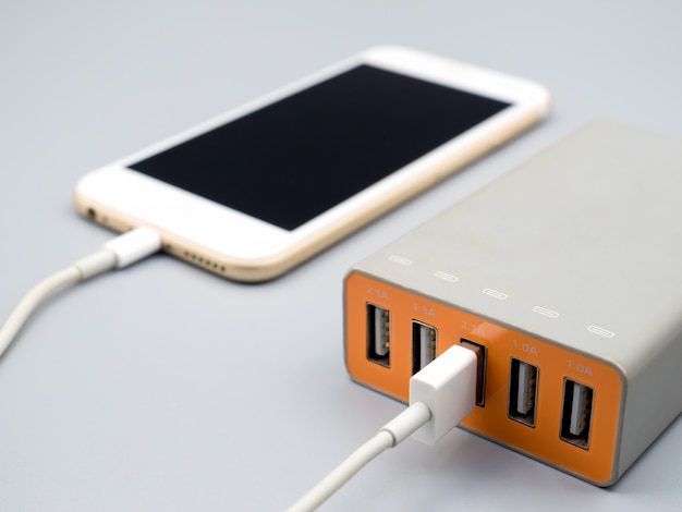 Smartphone cargando con multiport adaptador de corriente USB