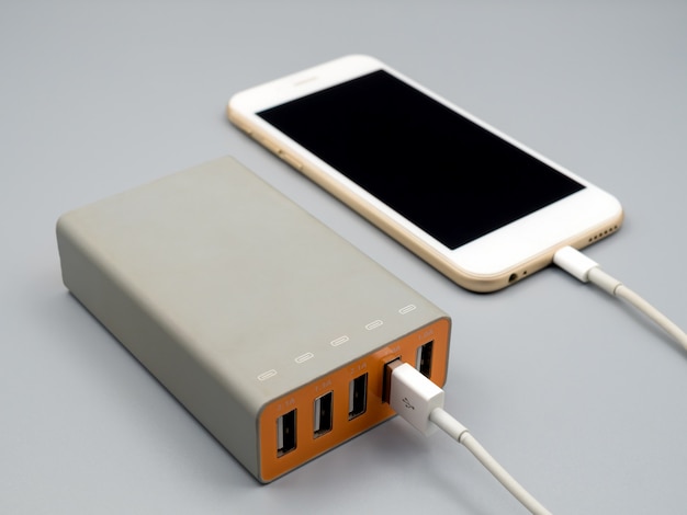 Smartphone cargando con multiport adaptador de corriente USB