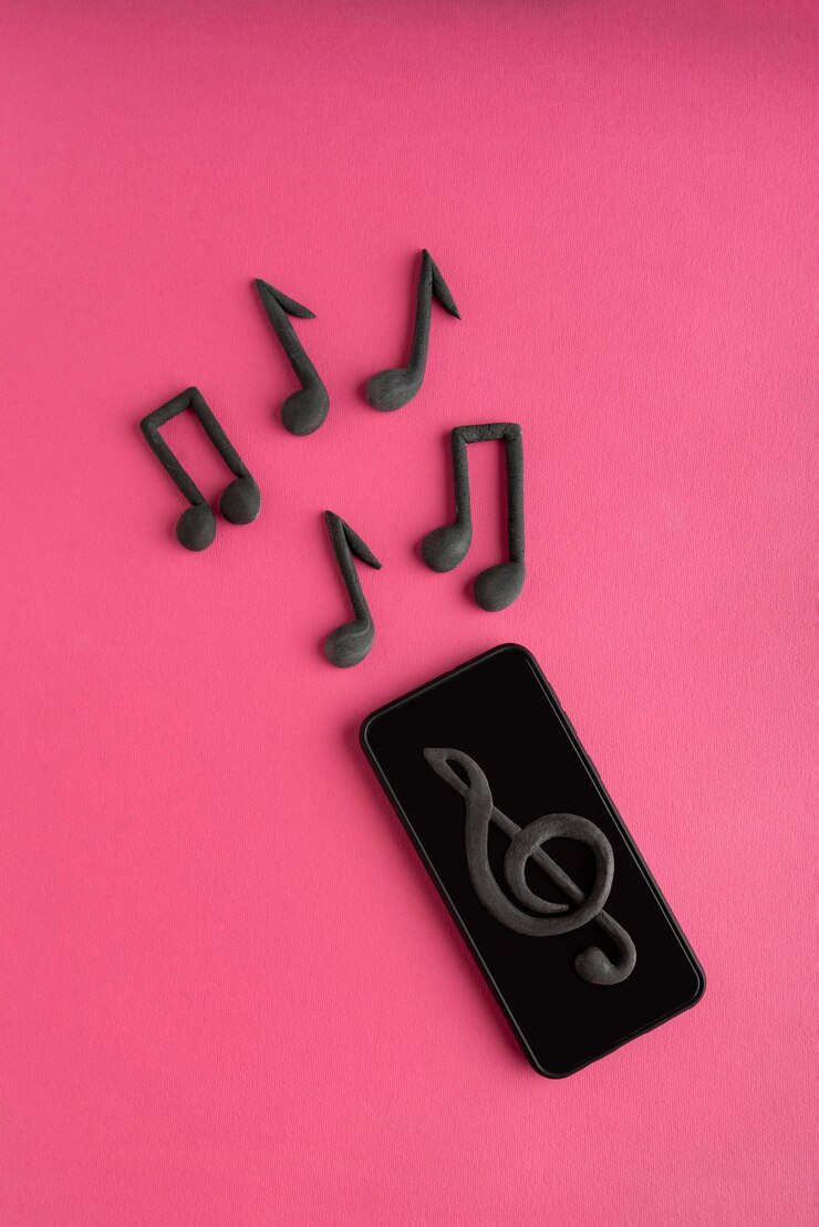 Foto smartphone, clave de sol y nota musical sobre fondo rosa. aplicaciones de música. música en tu teléfono. marco vertical.