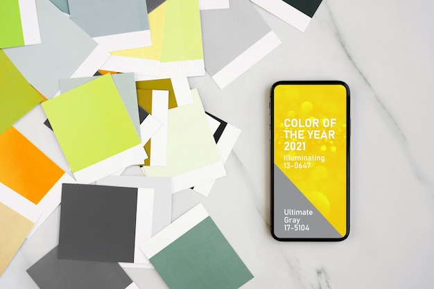 Smartphone con colores del año 2021 - Ultimate Grey e Illuminating y muestras de colores de moda. Paleta de tendencias de color.