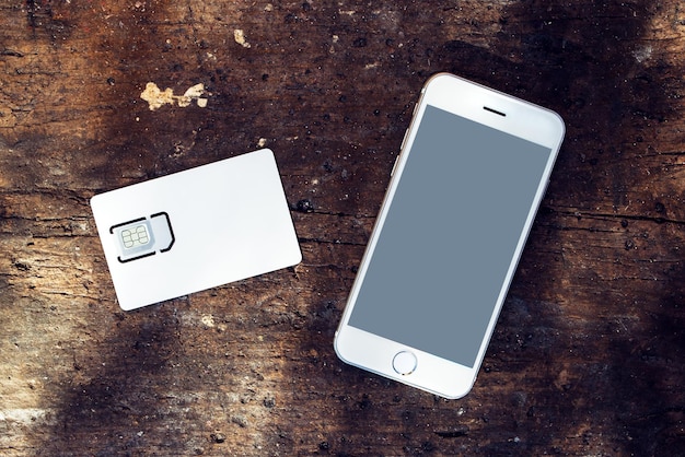 Smartphone com ecrã em branco e cartão sim de telemóvel
