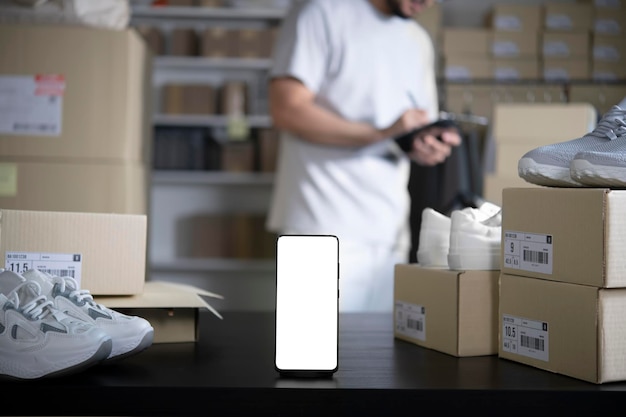 Smartphone com tela branca em branco na área de trabalho nos armazéns