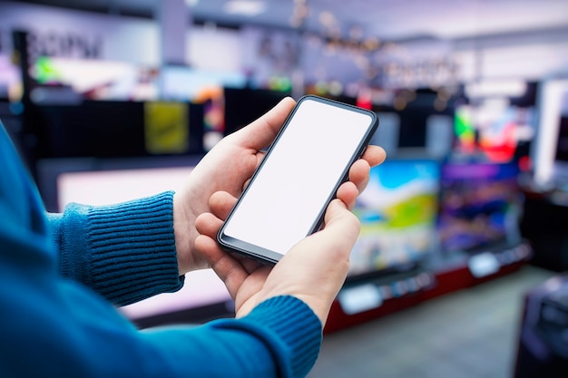 Foto smartphone com tela branca nas mãos de um homem