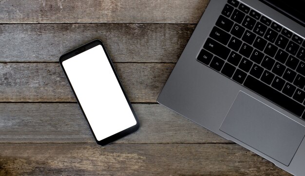 Smartphone com tela vazia na vista superior da mesa de madeira, tecnologia comunicador na vista superior da mesa de madeira