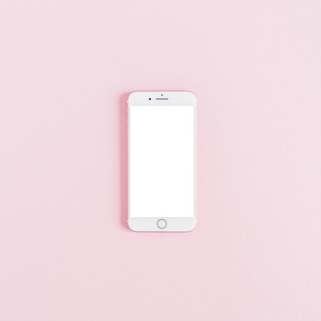 Smartphone de tela em branco isolado em fundo rosa. Postura plana