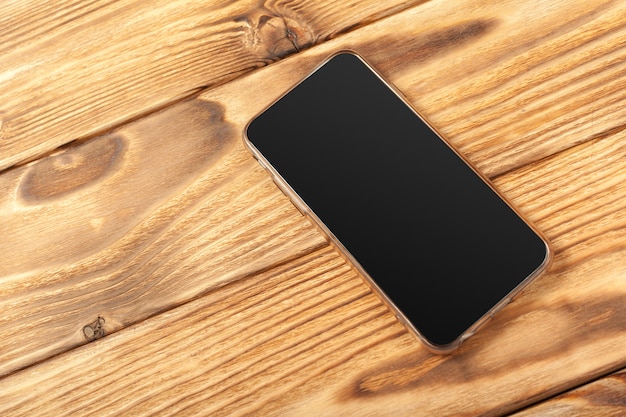 Smartphone de tela em branco na madeira