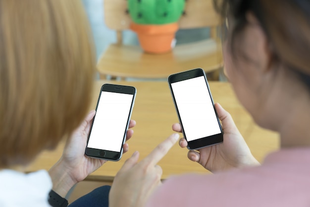 Smartphone des leeren Bildschirms zwei durch zwei Frau