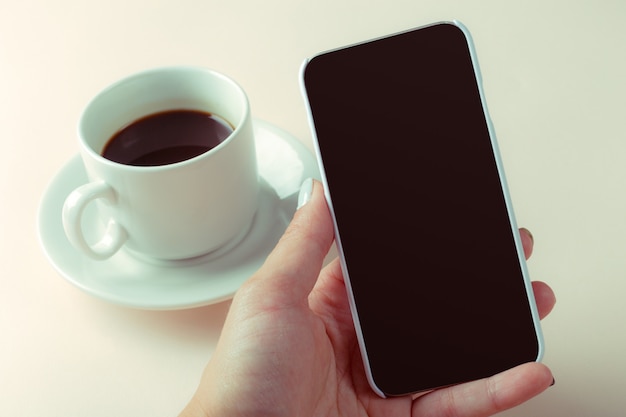 Smartphone e café na mesa