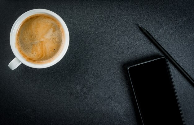 Smartphone e uma caneca de café