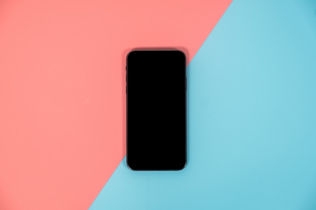 Smartphone em fundo colorido com espaço de cópia. Flat lay estilo moderno e minimalista.