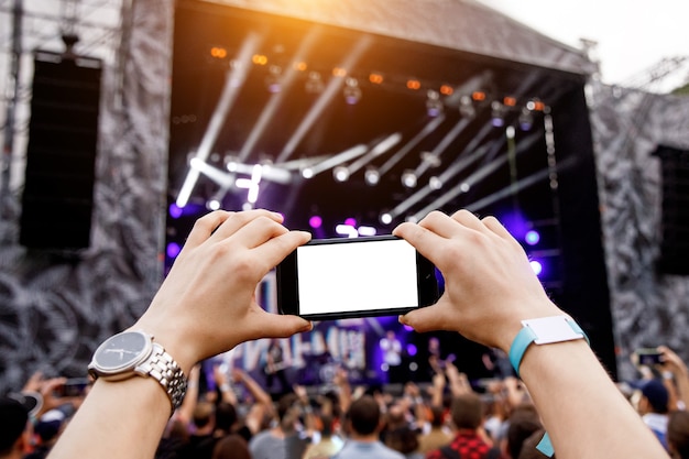 Foto smartphone em mãos no programa de música. tela vazia