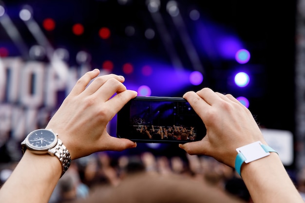 Smartphone em mãos no programa de música.