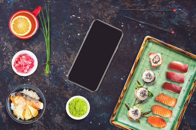 Smartphone em uma cena de restaurante de sushi bar