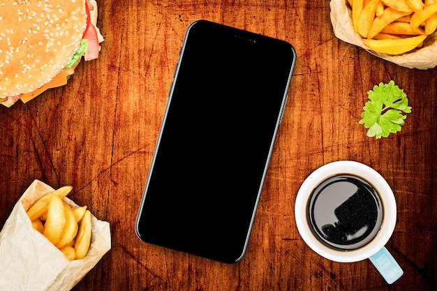 Smartphone em uma mesa com alimentos