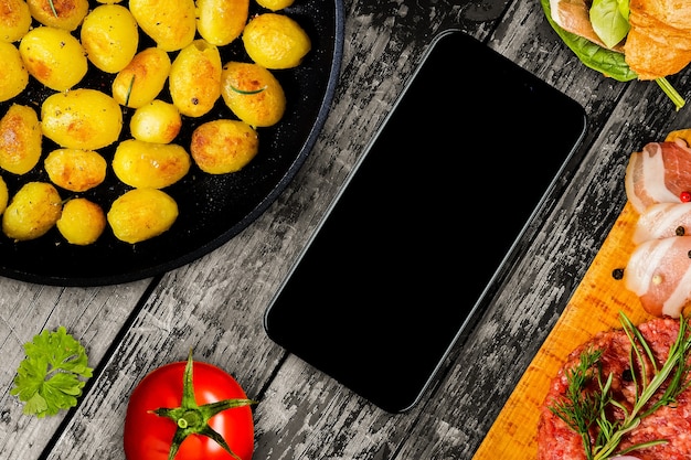 Smartphone em uma mesa com alimentos