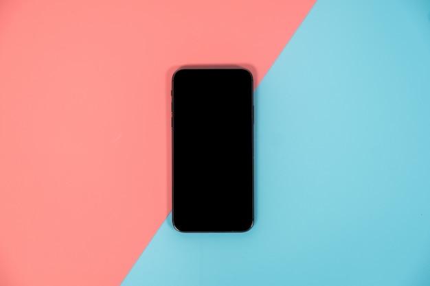 Smartphone en fondo colorido con el espacio de la copia. Piso tendido de estilo moderno y minimalista.