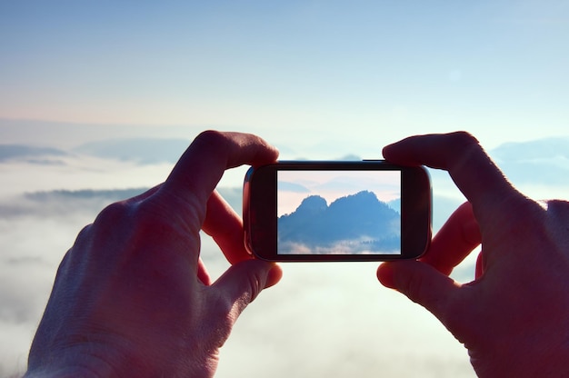 Smartphone-Fotografie von sonnigen felsigen Bergen Landschaft Fokus auf das Detail