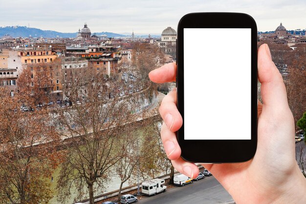 Smartphone y horizonte otoñal de Roma