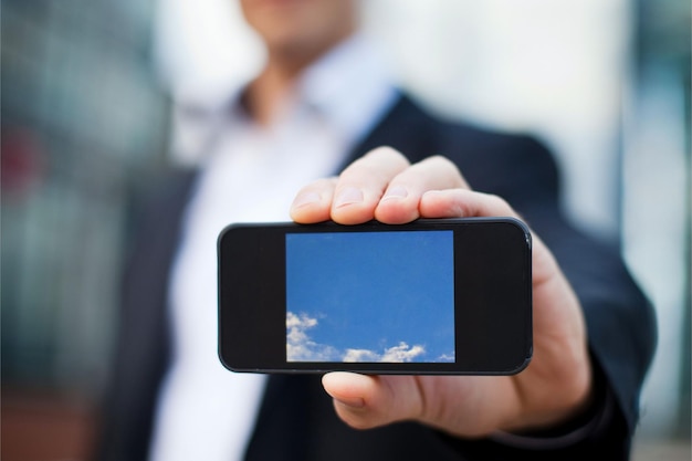 Foto smartphone in der hand eines geschäftsmanns