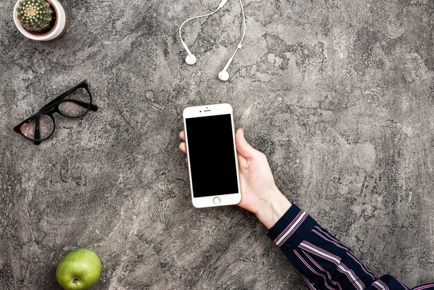 Smartphone in männlicher Hand