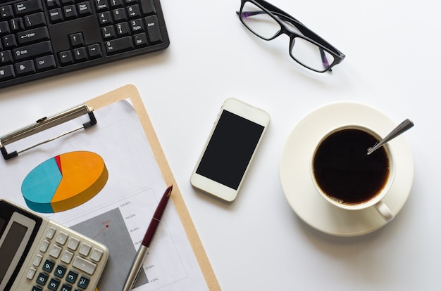 Smartphone, kaffeetasse, diagramm, taschenrechner, stift, notizbuch und zubehör für die arbeit auf weißem hintergrund