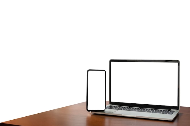 Foto smartphone-laptop auf dem tisch liegen isoliert weißen hintergrund für den einsatz business-ausbildung ein leerer weißer bildschirm