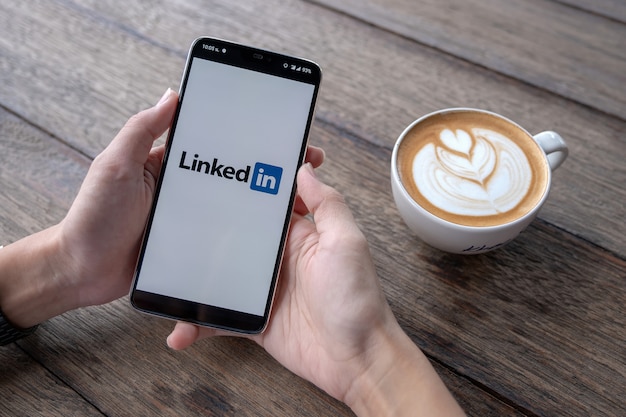 Smartphone con logo de LinkedIn en la pantalla.