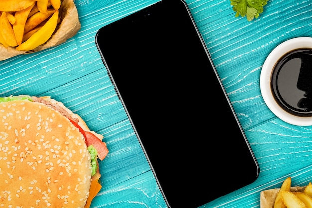 Foto smartphone en una mesa con alimentos