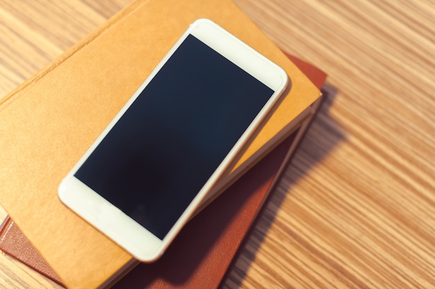 Smartphone en mesa de madera